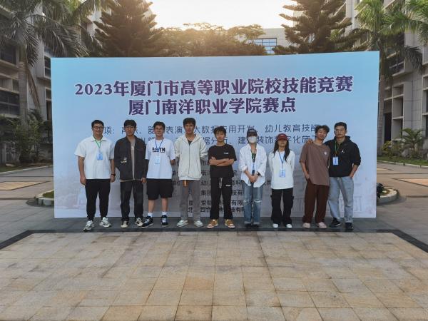 参赛学生与指导老师合影.jpg